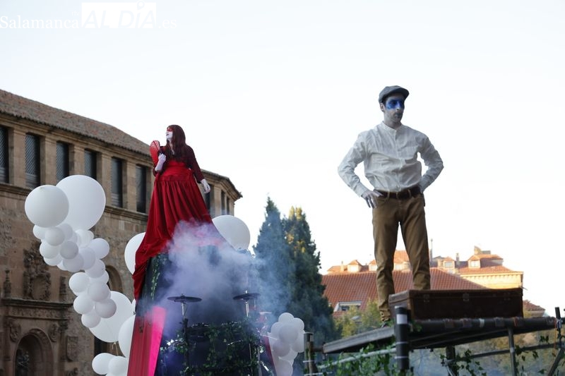 Sorprendente pasacalles de danza aérea para contar la historia de Calixto y Melibea