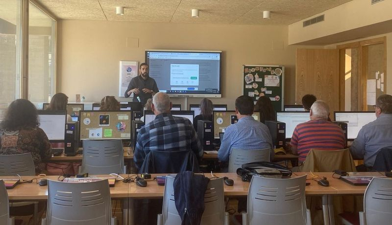 Con talleres de robótica y de creación de apps arranca la programación del Aula de Informática de Carbajosa