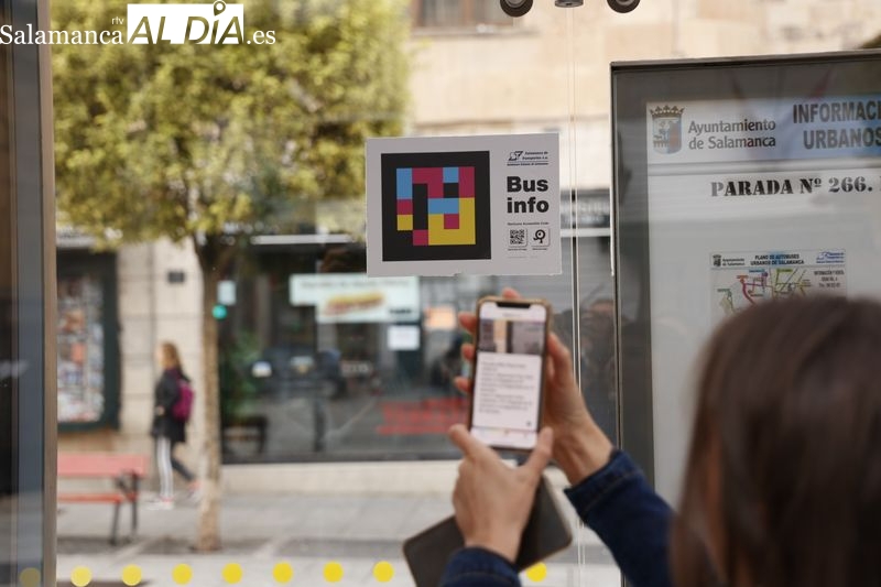 La utilidad de los nuevos códigos QR en las paradas del bus urbano