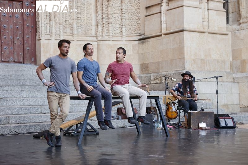 El público salmantino disfruta con Circ Pistolet y sus divertidos acróbatas