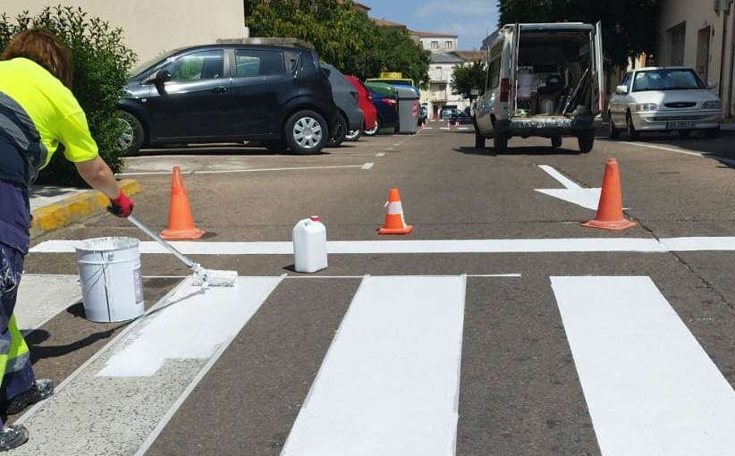 Repintados los pasos de cebra del entorno de colegios e institutos de cara a la Vuelta al Cole