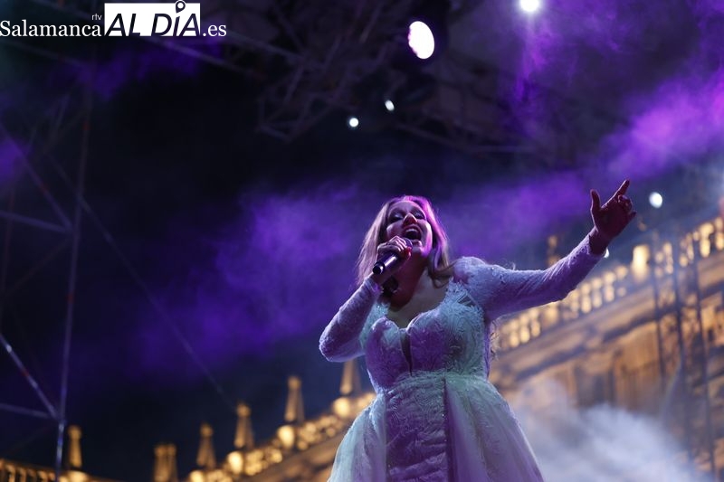 María Toledo enamora en la Plaza Mayor de Salamanca