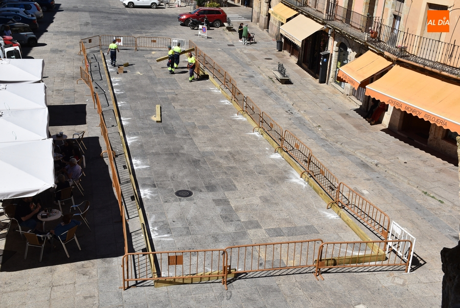 Empieza a configurarse en la Plaza Mayor la novedosa pista de arena para la Feria del Caballo