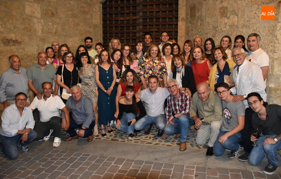 Belén Gómez celebra su jubilación junto a la que ha sido su familia laboral