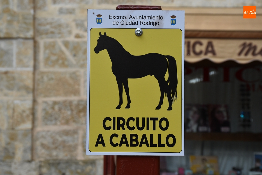 Unas señales indicativas de las rutas, entre los últimos preparativos de la Feria del Caballo