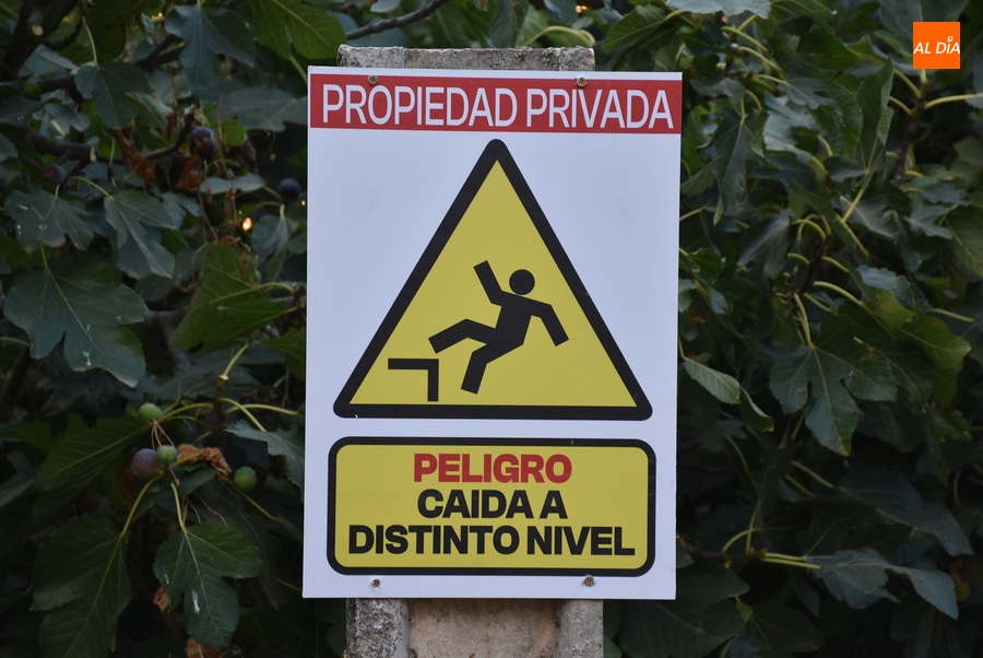 Colocados unos carteles advirtiendo del peligro de caída en la Cuesta de las Higueras