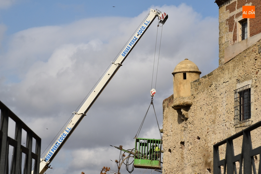 Prosigue la laboriosa tarea de ‘sujetar’ el lienzo de la muralla en la Cuesta de Santiago