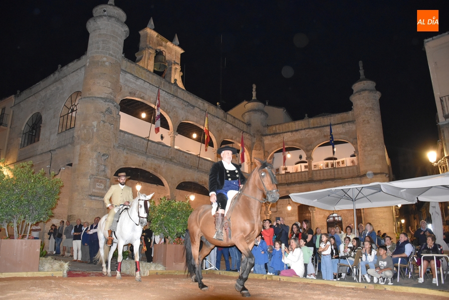 Gran expectación en la novedosa apertura en plena Plaza Mayor de la Feria del Caballo