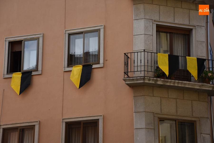 Las viviendas se empiezan a engalanar con pendones para la Feria Medieval