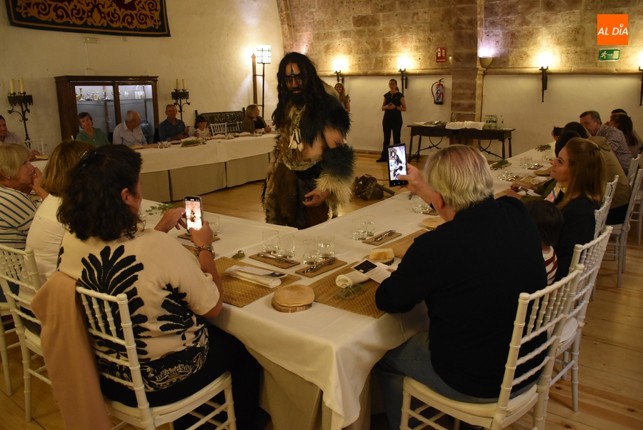 Una treintena de comensales degusta en el Parador el ‘menú de Siega Verde’