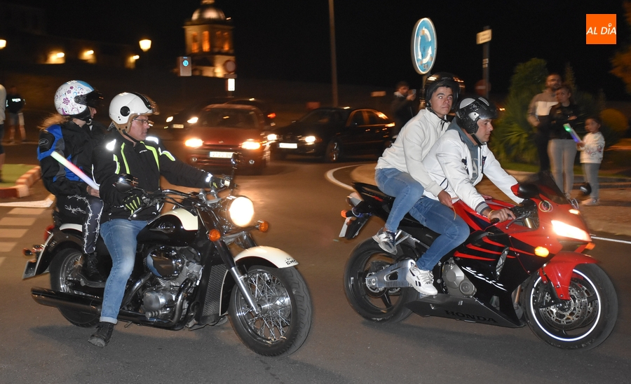 192 motos protagonizan junto a 8 quads y un buggy una ruta con bengalas con muchísimo seguimiento