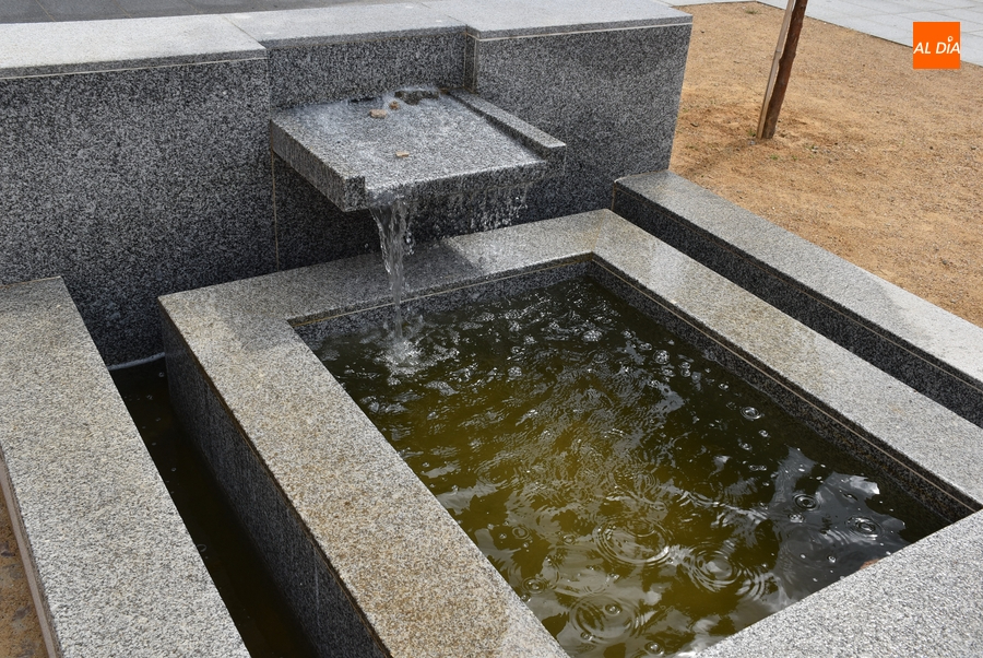 El agua ya fluye por la nueva fuente del Campo de Carniceros