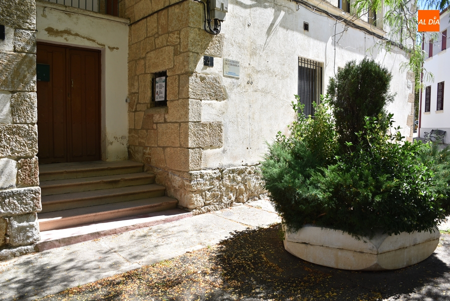 La Junta creará una rampa para facilitar el acceso al Aula de Cerámica del Centro de Adultos