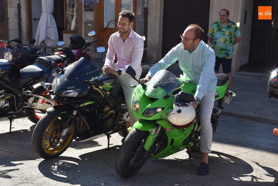 El alcalde le da al acelerador dentro de la visita de los moteros a la Plaza Mayor