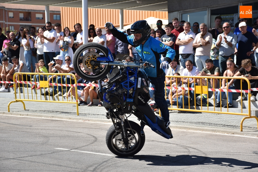 La Concentración Mototurística ve la bandera a cuadros con los aplaudidos trucos y acrobacias de Cajó