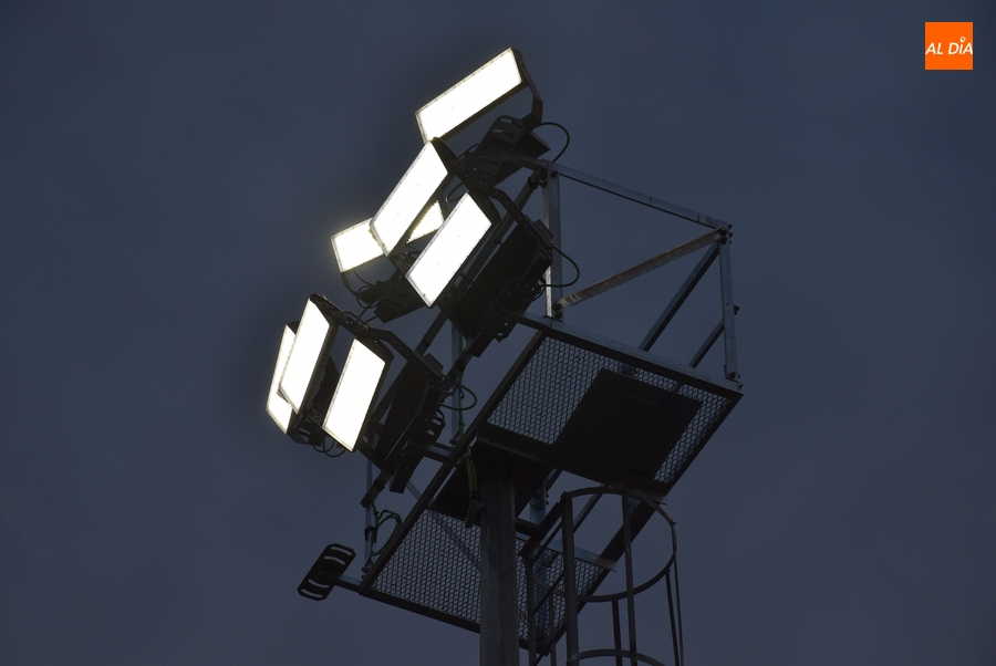 Los Campos de Toñete viven su primer partido con su nueva luz