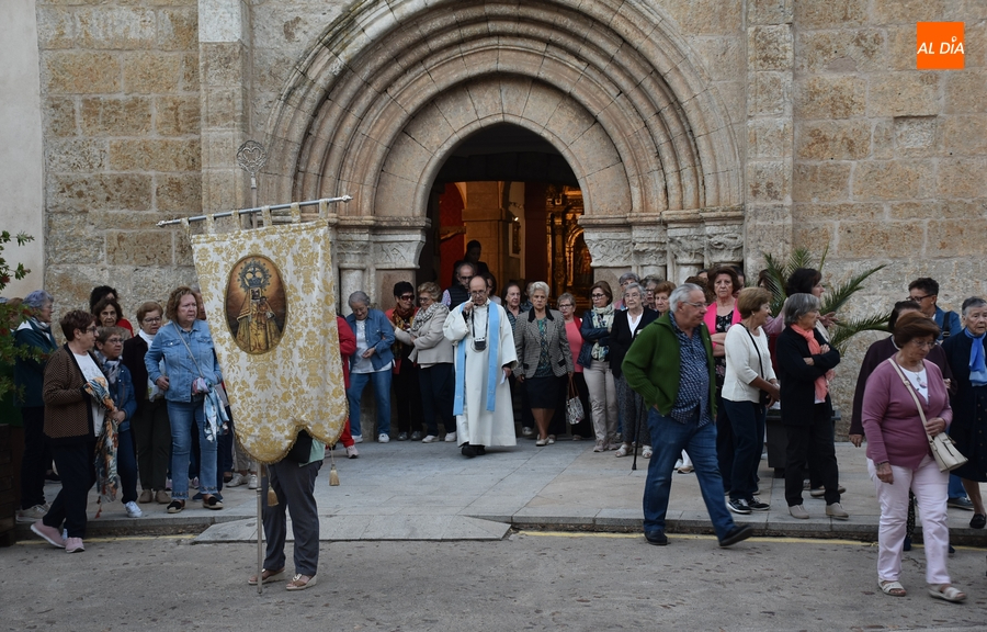 Unos 60 fieles honran a primera hora a la Virgen de la Peña por las calles de Ciudad Rodrigo