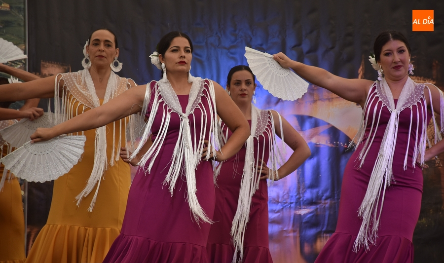 Las alumnas del Instituto Rebeca Garvía animan la hora de comer con sus bailes