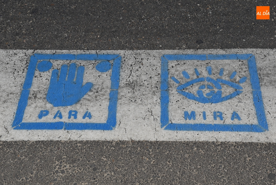 Añadidos pictogramas a los pasos de cebra del entorno de los coles para mejorar la seguridad