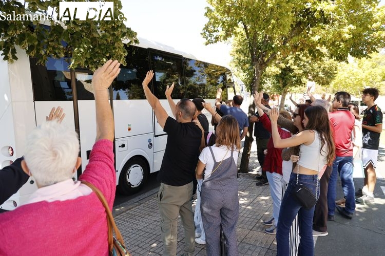 Abrazos y besos para despedir a los niños saharauis que terminan sus Vacaciones en Paz 