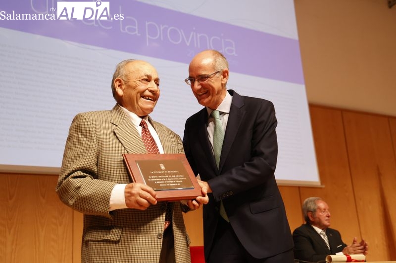 Emocionante reconocimiento en el Día de la Provincia al alcalde más veterano