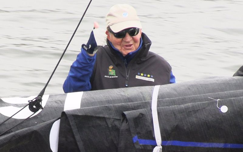 El Rey Juan Carlos responde con besos y sonrisas a la posibilidad de que salgan más imágenes junto a Bárbara Rey