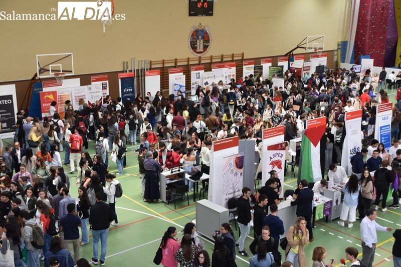 Feria de Bienvenida de la USAL: los nuevos estudiantes conocen los recursos y servicios de la Universidad