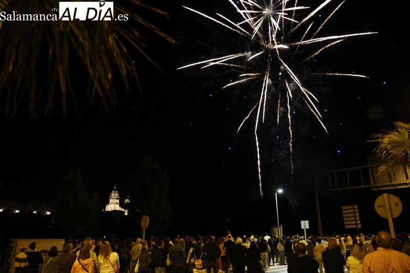 El cielo de Salamanca se ilumina para anunciar las Fiestas con fuegos artificiales