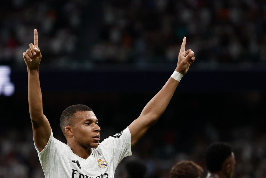 Mbappé ya reina en el Bernabéu con un doblete al Betis para estrenarse en LaLiga (2-0)