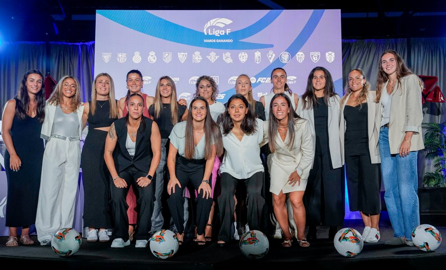 Carmen Álvarez representa a la plantilla del Real Betis en la gala de apertura de la Liga F 24/25