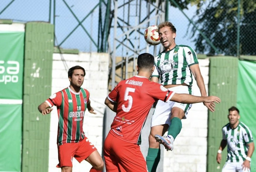 Ezkurdia le da al CD Guijuelo su primera victoria en un partido con tres rojas ante la Gimnástica de Torrelavega (1-0)
