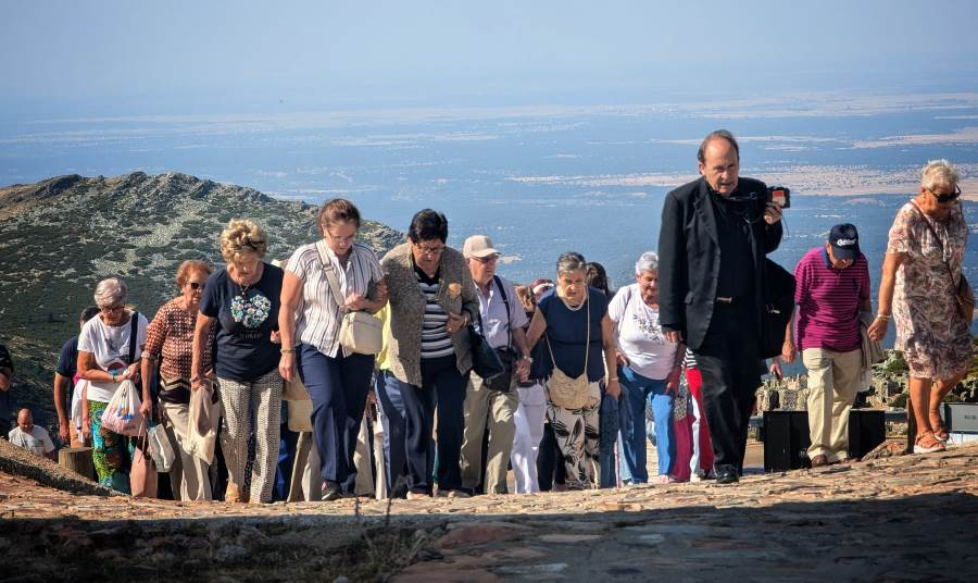Unos 80 fieles peregrinan con la Parroquia de San Andrés hasta la Peña de Francia