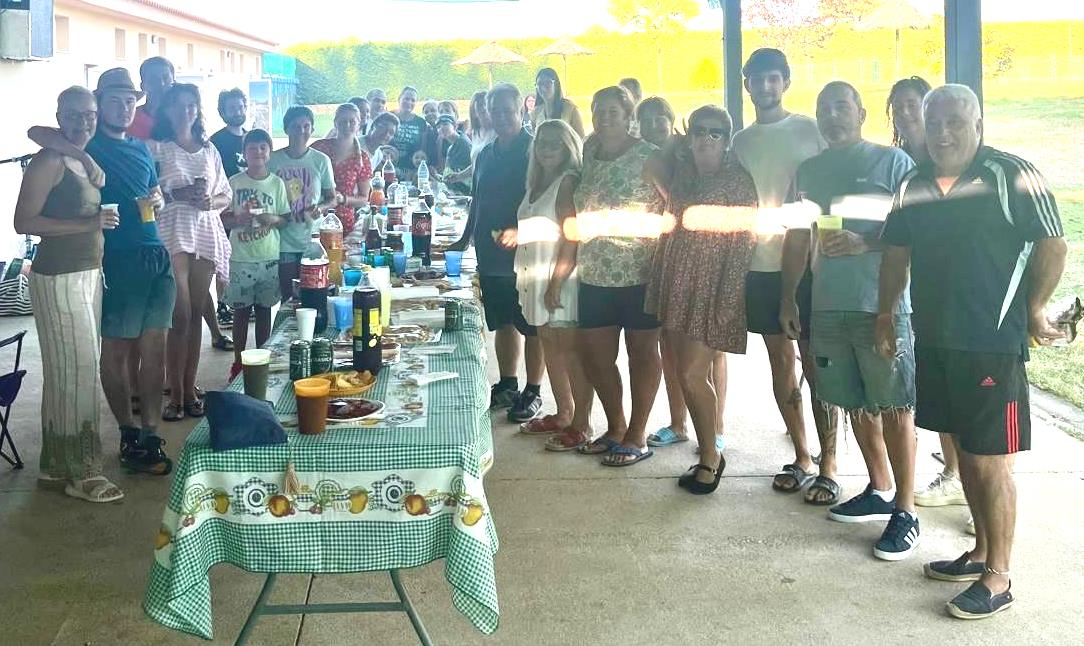 Los usuarios de la piscina de Morasverdes despiden la época estival con una merienda