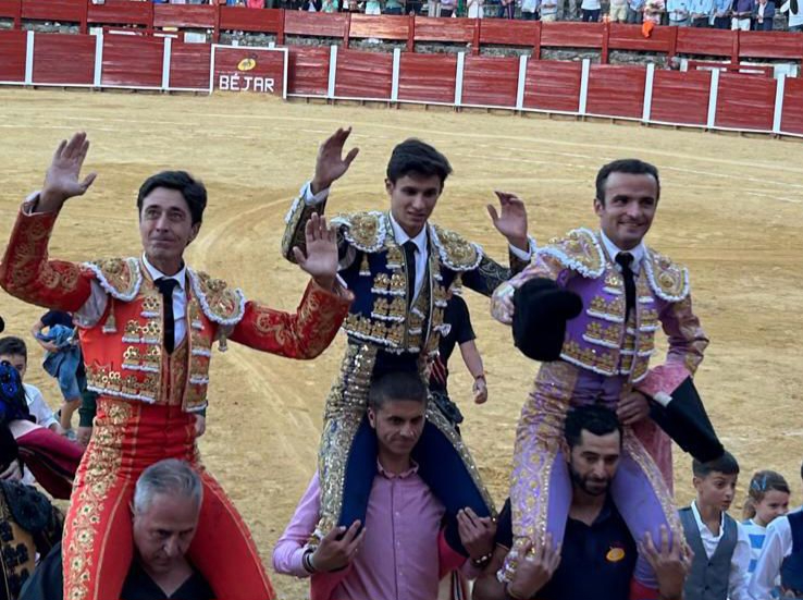 La terna charra a hombros en Béjar 