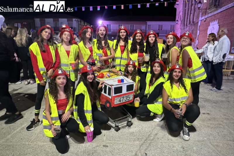 Las peñas dan color y diversión en una multitudinaria bienvenida a las fiestas de la Virgen de la Vega en Villoria