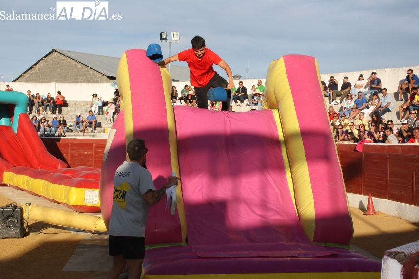 Carcajadas, gran ambiente y gradas llenas para disfrutar con el Gran Prix de peñas en Villoria
