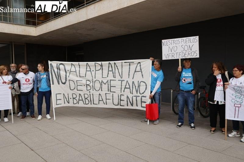 Vecinos de Babilafuente participan en la protesta frente a la Junta contra los malos olores y la llegada de la planta de biometano
