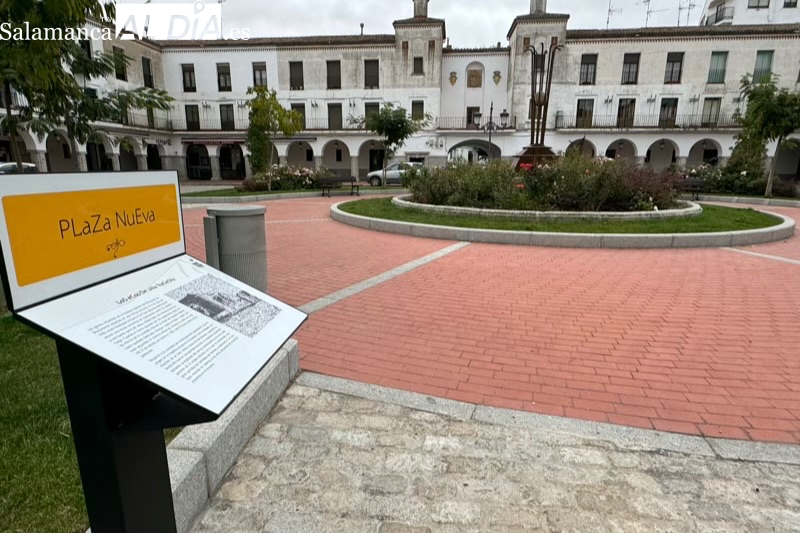 Las placas con la historia de la Plaza Nueva se hacen realidad tres años y medio después de ser pedidas