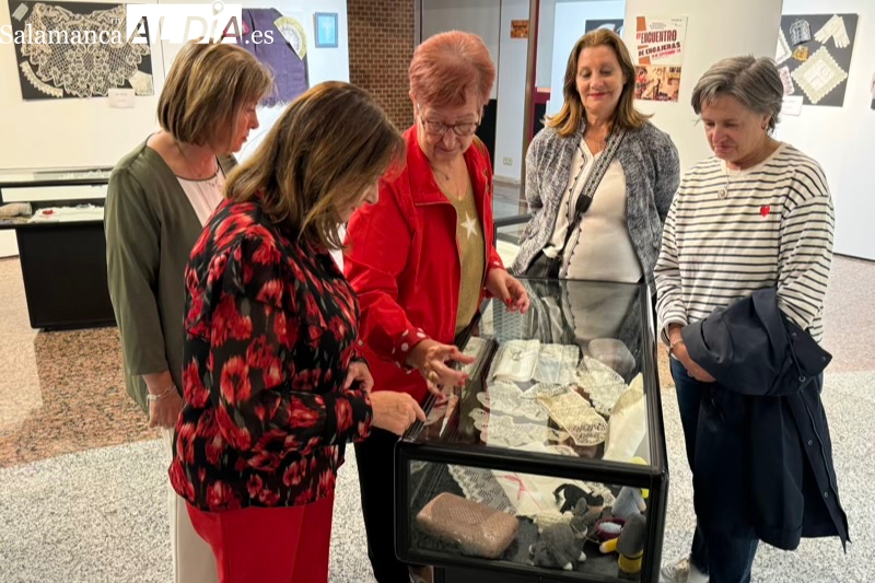 La incansable labor de las encajeras de Peñaranda, recogida en una llamativa exposición en el CDS