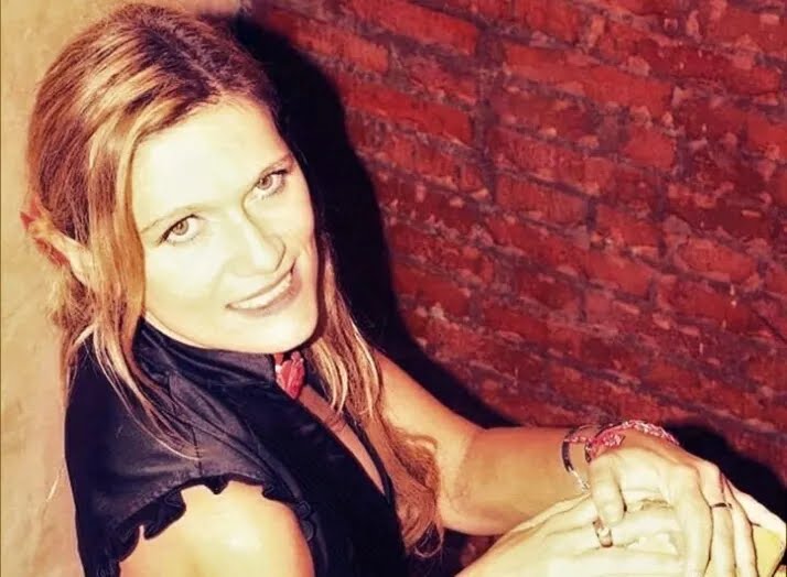 La escritora María Casquero contacta con la Biblioteca de Santiago de la Puebla con un emotivo detalle y mensaje