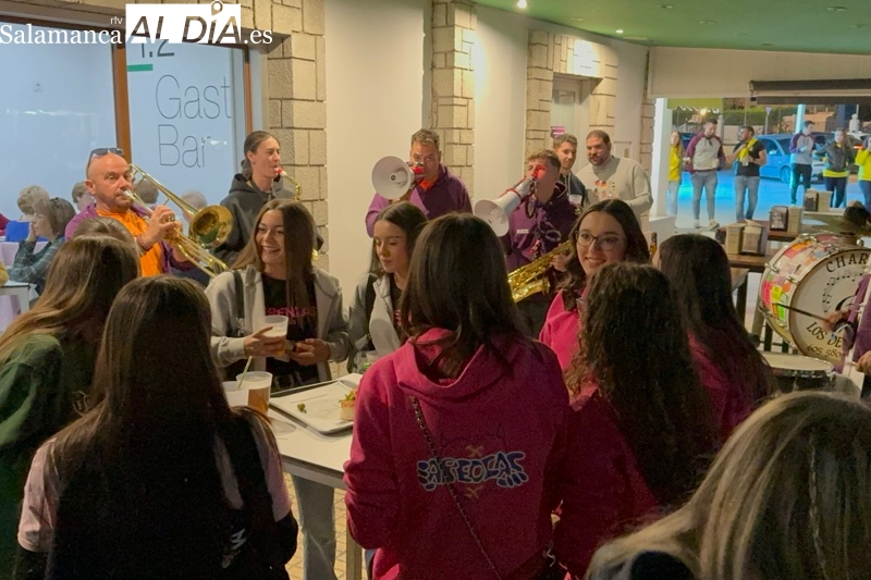 Bailes y gran ambiente, protagonistas del Pasacalles de peñas de las fiestas patronales 