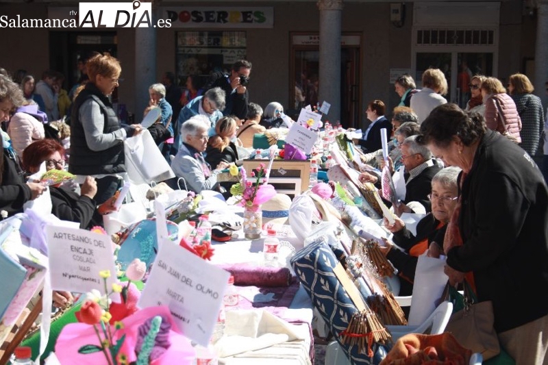 El XVI Encuentro de Encajeras vuelve multitudinario, con cerca de 200 participantes y reivindicando la tradición