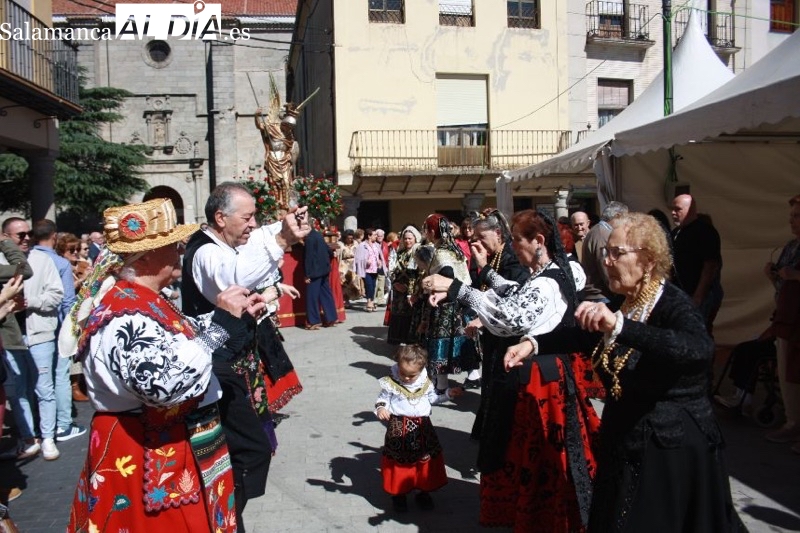 Bailes y vivas a San Miguel Arcángel en el día grande de las fiestas patronales