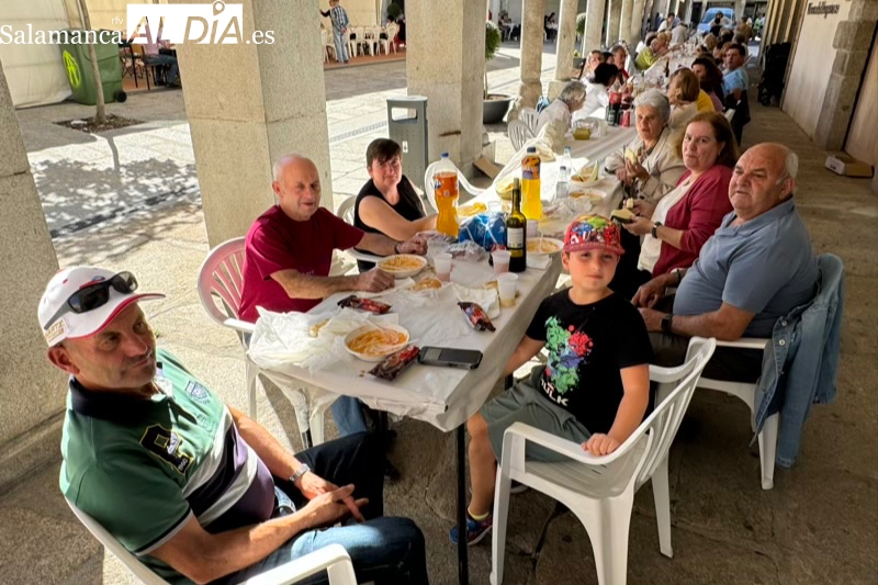 Cerca de 1.200 platos solidarios de arroz al señorito para festejar a San Miguel en Peñaranda