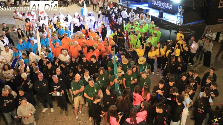 Las peñas ponen alegría y color a la Plaza de Mieza en el comienzo de las fiestas