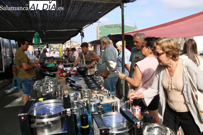 El mercadillo de Trabanca dice adiós al verano con una buena afluencia de público y puestos