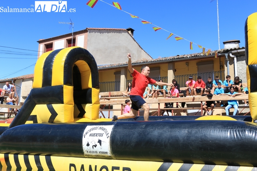 Las peñas ponen la nota de humor a las fiestas de Mieza con un divertido Gran Prix