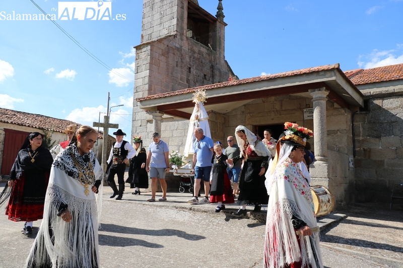 Encinasola de los Comendadores celebra las Madrinas con la ofrenda de roscas a la Virgen de las Candelas