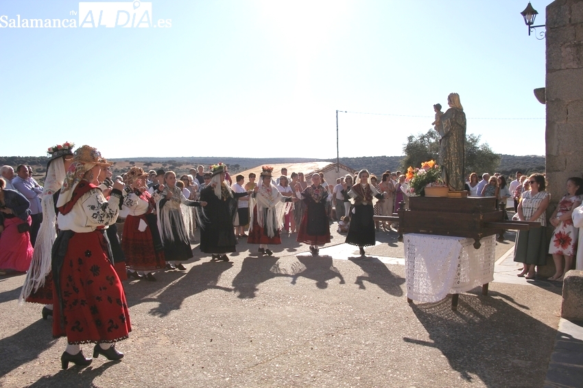 Villares de Yeltes celebra las fiestas de La Ofrenda con la entrega de dos roscas a la Virgen del Rosario