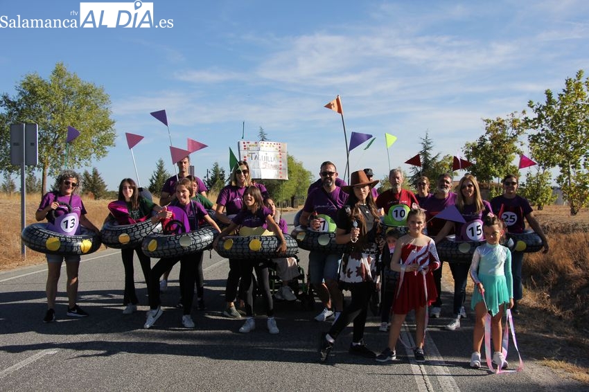 Animado desfile de carrozas en Trabanca para enfilar el final de las fiestas 
